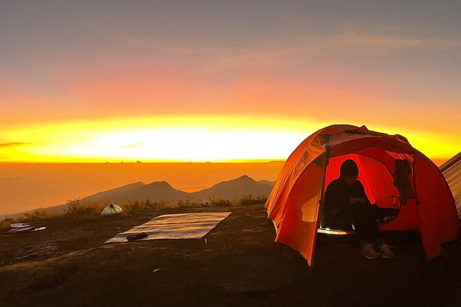 3 days 2 night trekking Rinjani to Summit and lake - The 2:30 am summit climb