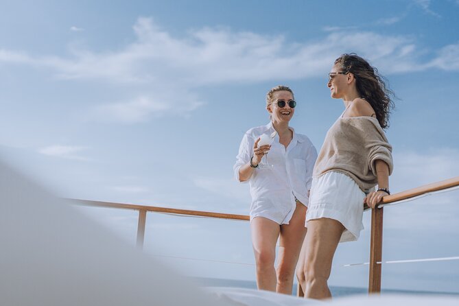 4-in-1 • Gili Islands Half-day Snorkel & Lunch Catamaran Tour - First stop: underwater statues and reef scenery