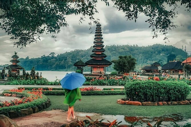 Bali: Bedugul Temple, Banyumala Waterfall, UNESCO Rice Terrace - Ulun Danu Bratan Temple at the mountain lake