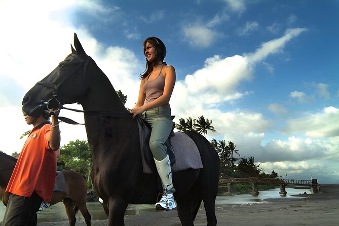 Bali Horse Riding in Saba Bay for 1 Hour with Pick Up Service - The one-hour ride along the black-sand beach