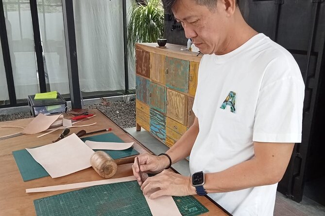 Bali Leather Craft Workshop - 6 hours ( canggu / seminyak) - Adding color to the leather