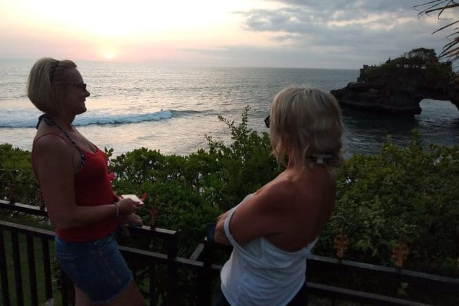 Bali Private Tour: Waterfall, Monkey forest and Tanah lot sunset - Ubud Palace and the traditional art market