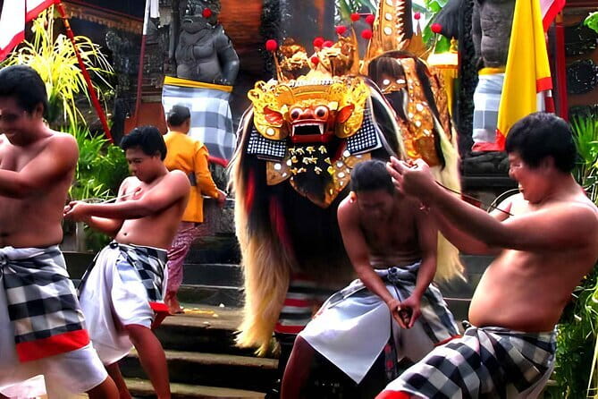 Bali Sekumpul with Fiji Waterfall & Bedugul Temple (Private Tour) - Ulun Danu Bratan Temple beside the lake