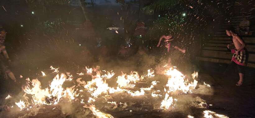 Bali: Tanah Lot Temple Sunset Kecak & Fire Dance Show Ticket - Getting the best seat and best sunset view