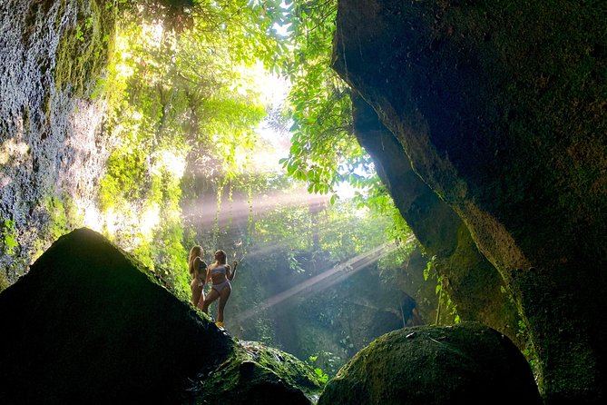 Bali Waterfalls in One Day: Tukad Cepung, 2 Hidden Waterfall, Kanto Lampo - The guide can shape the whole experience