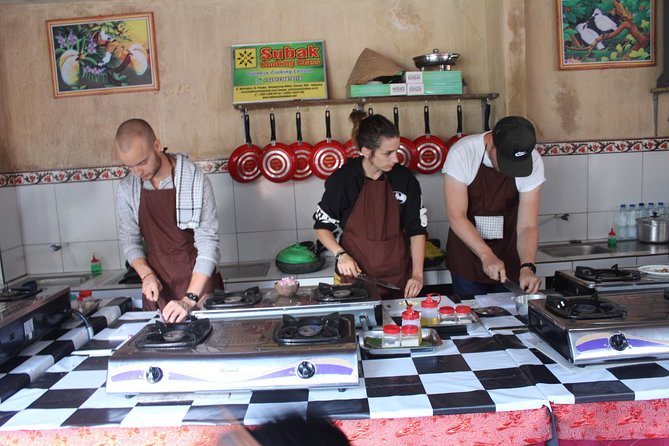 Balinese Ubud cooking school (9 Dish Cooking and Market Tour) - The morning market and rice-paddy route