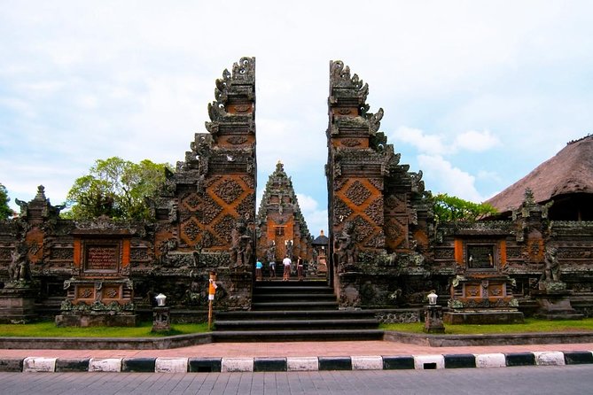 Best of Ubud 1-Day Private Tour - Reaching Tegenungan Waterfall