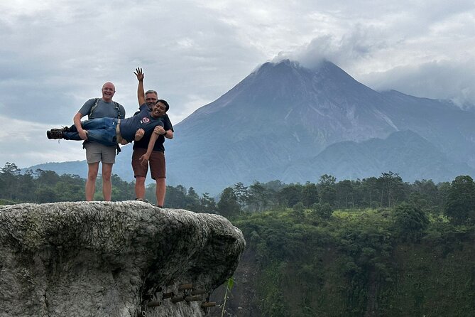 Borobudur Sunrise from setumbu Hill , Merapi Volcano & Prambanan Full Day Tour - The private guide makes the biggest difference
