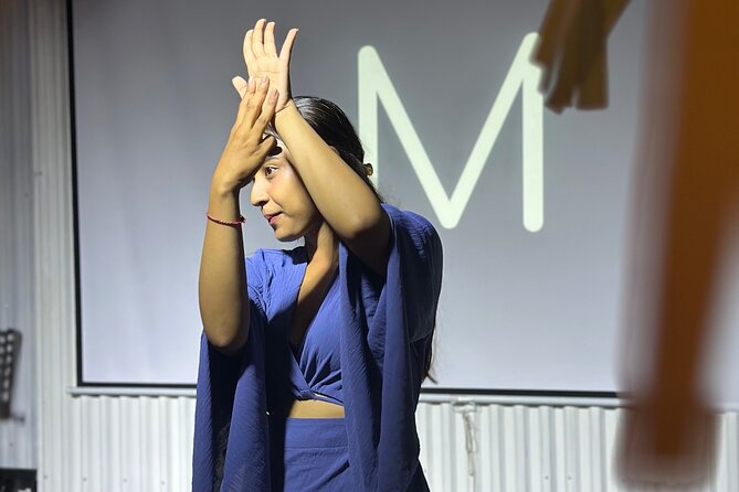 Canggu: Drag Show with Dinner - Learning sign language gives the evening extra meaning