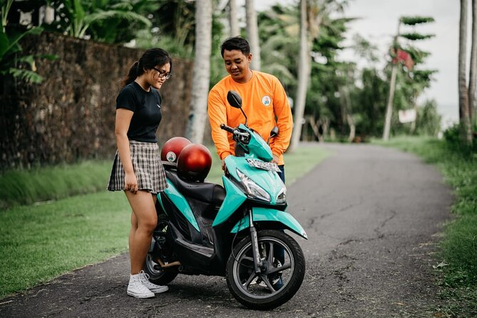 Canggu Scooter Lessons - Moving onto a quiet village street