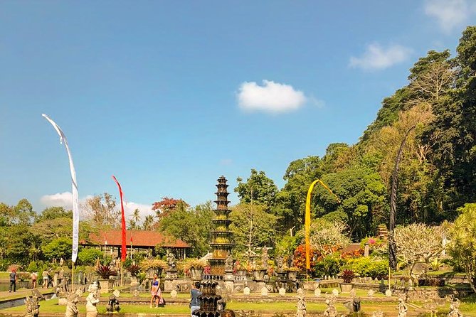 East Bali Tour, Lempuyang - Tirta Gangga - Ujung Soekasada - Black sand Beach - The road between stops is part of the day