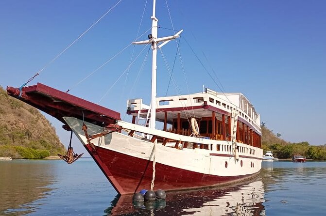 Explore Komodo and Swim with Whale Sharks - Crew, food, and the social side of the boat