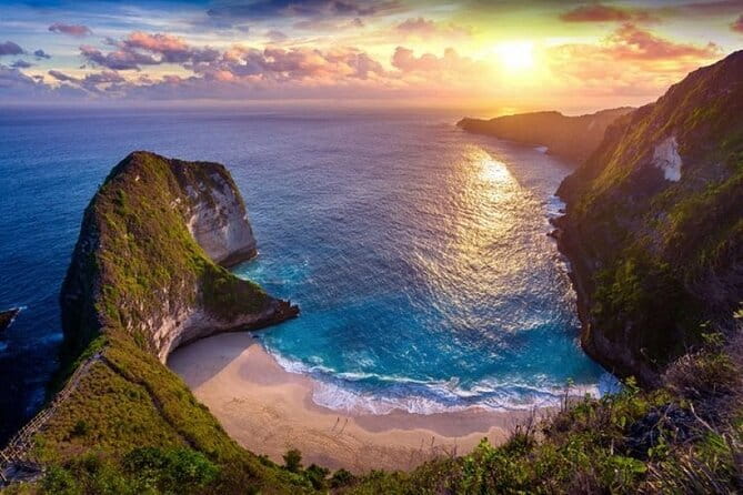 Full Day Private Tour to Ubud Waterfall and Uluwatu Sunset - What the private format changes
