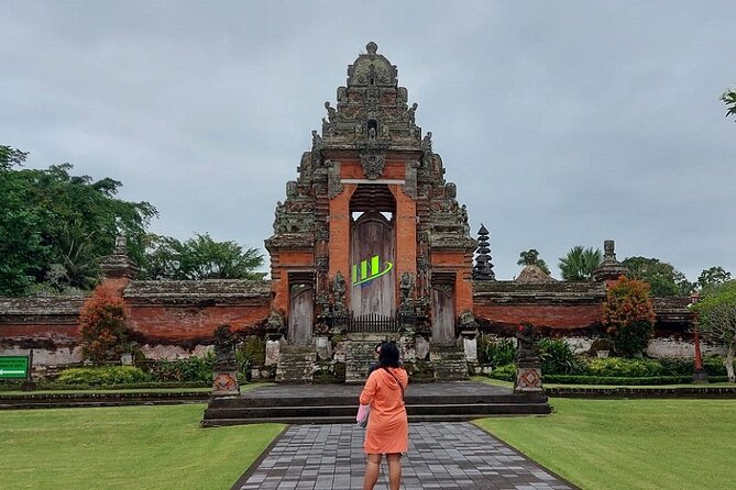Half-Day Private Tour to Tanah Lot and Bali Royal Temple - Taman Ayun: royal grounds, water, and open space