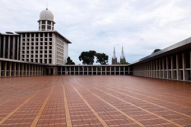 Halfday Excursion Old city Batavia with Lunch and Souvenir - Lunch, transport, and what the $70 covers
