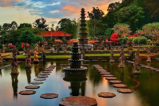 Heaven Gate (Lempuyang) - Tirta Gangga - FREE WIFI - A private vehicle with useful extras