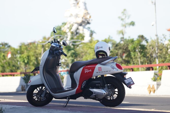 Honda Scoopy Rental in Bali - Checking the scooter before you leave