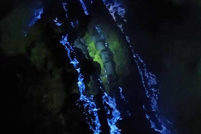 Ijen Crater Tour - The turquoise acidic lake from above