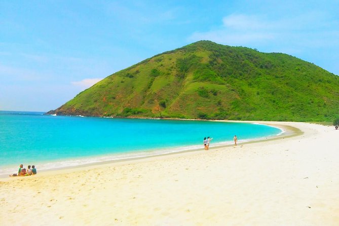 Instagramable Beach Hopping Trip - Sukarara Village opens the day with weaving
