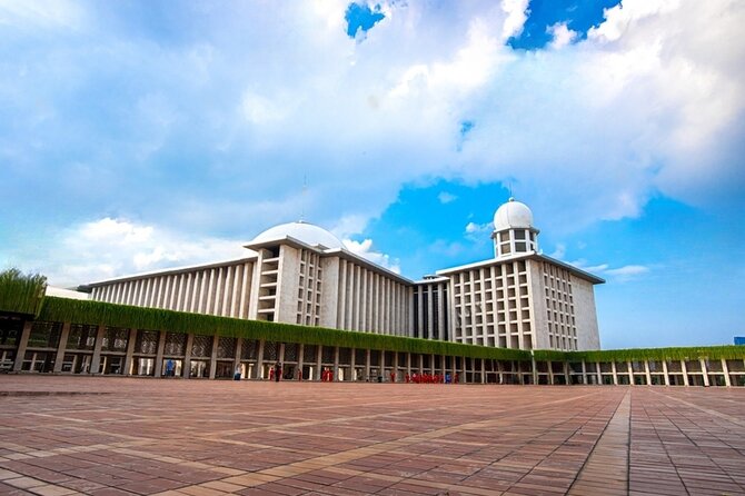 Jakarta Full-Day Highlights Tour with Transfer - Dharma Bhakti Temple and Glodok Chinatown