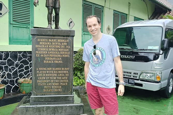 Jakarta Half-Day Sightseeing Tour To Modern City and Old Town - Glodok Chinatown, temples, and local food
