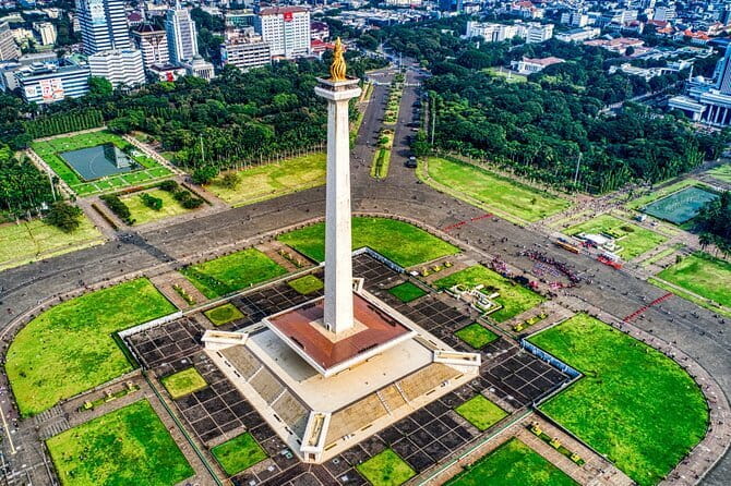 Jakarta Highlight Places with Multilingual Guide - Istiqlal Mosque and Jakarta Cathedral share the city center