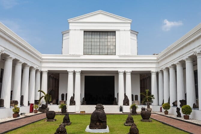 Jakarta Highlight Places with Multilingual Guide - Monas gives Jakarta its national symbol