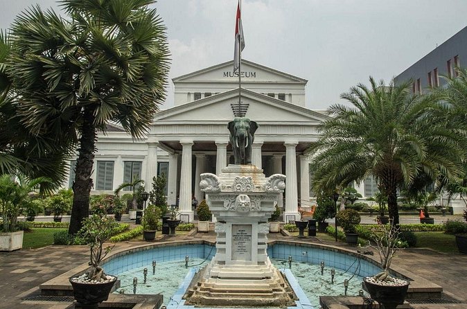 Jakarta: Miniature Park, National Museum & Traditional House Tour - Why the private vehicle matters in Jakarta
