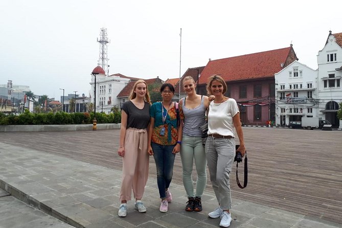 Jakarta Private Tour with local Guide & Lunch - The guide’s role and language comfort