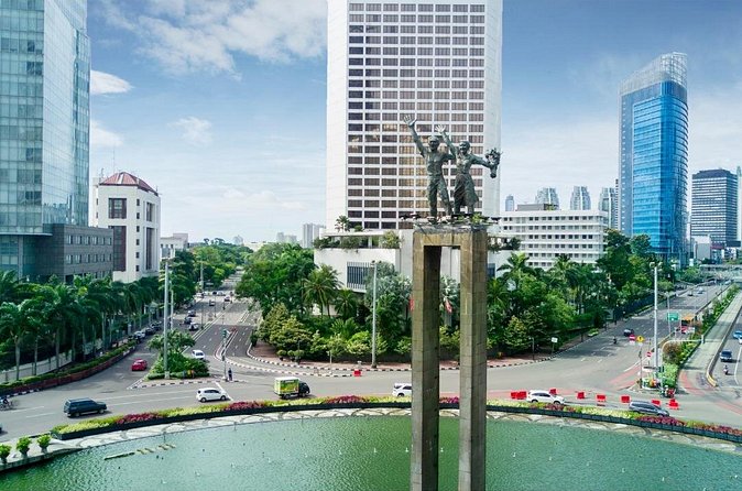 Jakarta Walking Tour with MRT and Multilingual Guide - The guide can shape the day