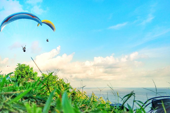 Paragliding Bali Nusa Dua cliff with Free Photo/Videos - Getting ready for a tandem flight