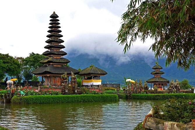 Private Full-Day Handara, Ulun Danu, Jatiluwih and Tanah Lot Tour - Ulun Danu Temple brings water, mountains, and ceremony