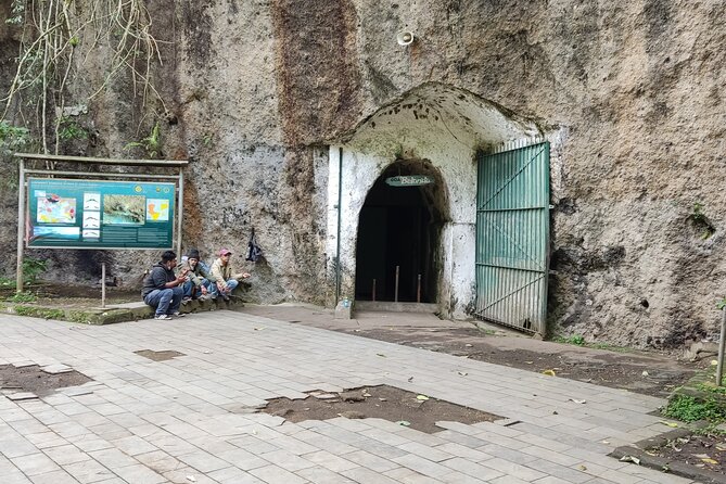 Private Guided to The White Crater & Surrounding Areas Tour - Patenggang Lake and the Pinisi restaurant