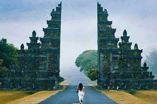 Private Tour: Ulun Danu Temple-Handara Gate-Wana Giri Hill&Tanah Lot Sunset - Handara Gate and the first big photograph