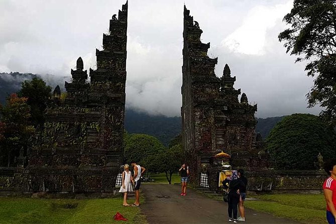 Private Tour: Ulun Danu Temple-Handara Gate-Wana Giri Hill&Tanah Lot Sunset - Tanah Lot at sunset