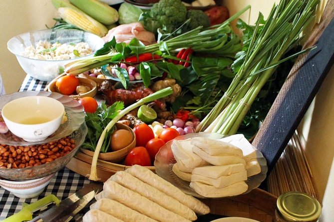 PRIVATE Ubud Market Tour & Balinese Cooking Class with Putu - Lunch with three generations of one family