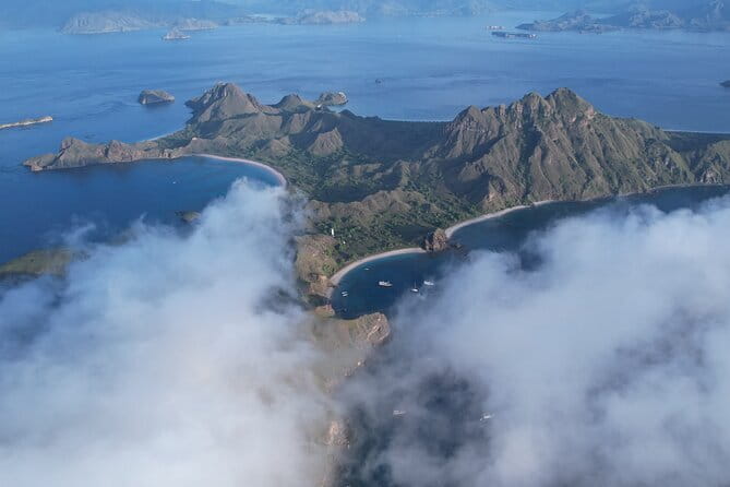Shared Trip Sailing Komodo 3D2N - Day one: Kelor, Manjarite, and the bat sunset