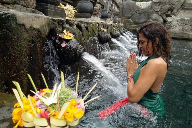 Skip the Line Tirta Empul Temple Entrance Ticket All Inclusive - Photos, shopping, and keeping the focus on the temple
