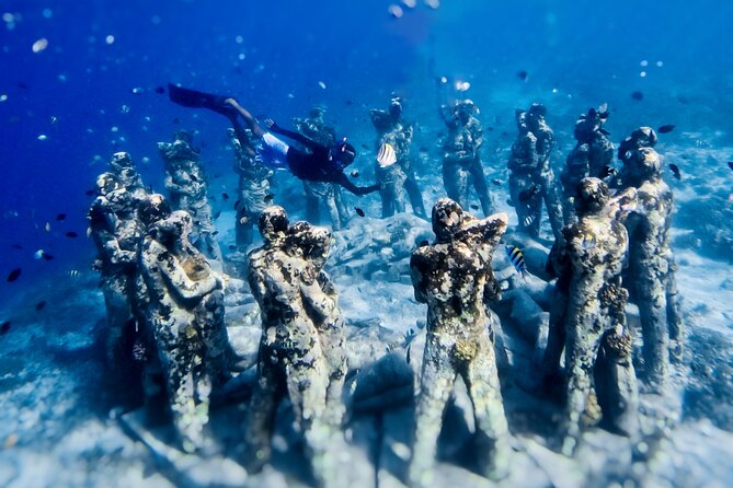 Snorkeling with turtle and statue in Gilis - What this Gili Trawangan boat trip actually delivers