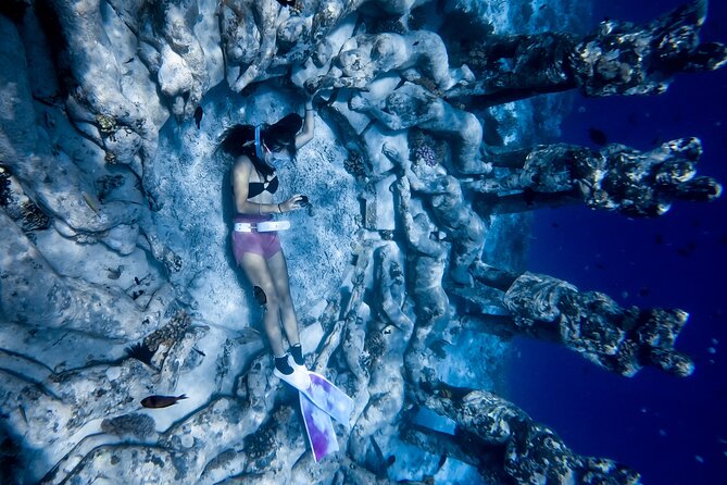 Snorkeling with turtle and statue in Gilis - Stop three: finding turtles near the Gilis