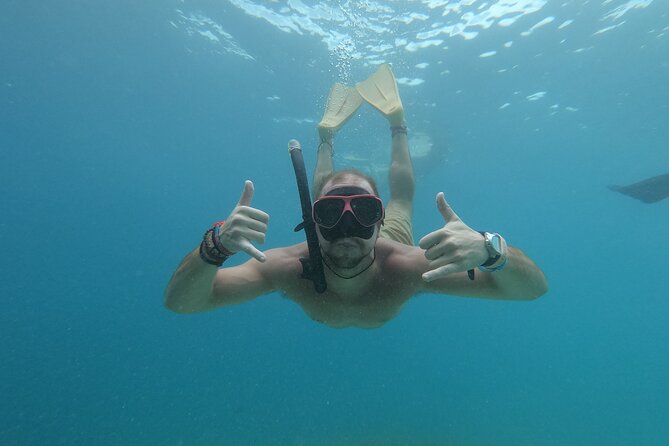 Snorkeling with turtle and statue in Gilis - The boat ride and glass-bottom view