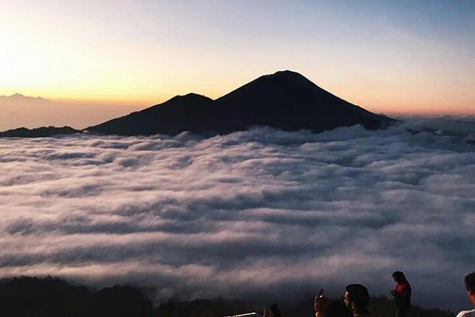 Sunrise mount batur trecking all inclusive - Reaching the crater rim before sunrise