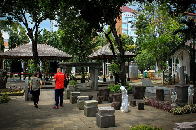The Secret Society of Batavia - Walking Tour - Reading symbols at Taman Prasasti Museum