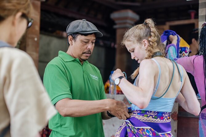 Ubud Small Group Tour: Monkey Forest, Tegalalang Rice Terraces and more - Ubud Traditional Art Market adds shopping and lunch