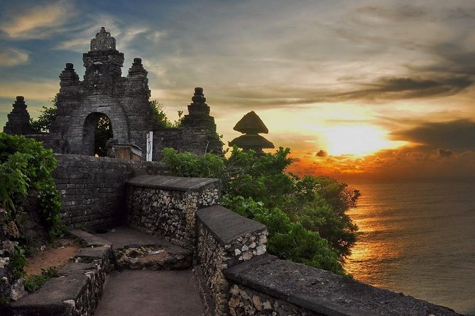 Uluwatu Temple & Kecak Fire Dance Tour - The 100-meter cliff and the photo stop