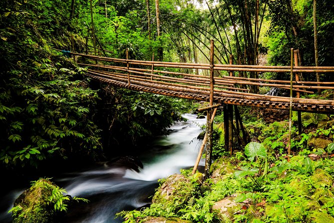 Waterfalls Tour - The first sight of the semi-circular falls