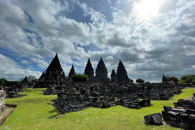 Yogyakarta: Borobudur Temple Climb Up and Prambanan Temple Tour - Borobudur: three hours with the upper terraces